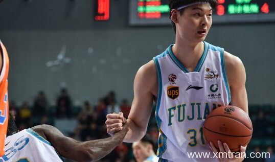 中國男籃里面誰會其他語種，其中占比是多少？